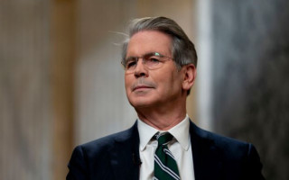 Глава Минфина США Бессент предупредил Китай о 100% пошлине за покупку российской нефти