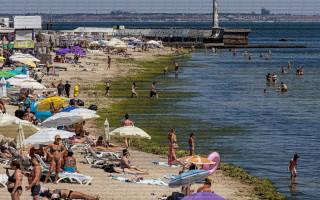 В Одесі після шторму пляжі вкрилися зеленим килимом з водоростей, відео