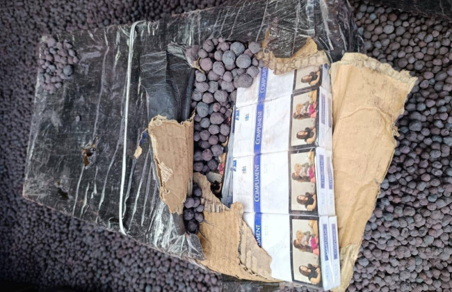 На кордоні з Угорщиною митники відкопали 10 тисяч пачок сигарет у вагоні з залізною рудою