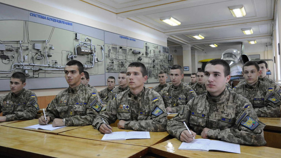 Граждане 18-24 лет смогут учиться без отрыва от военной службы – принят закон