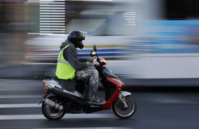 Водителя мопеда несколько раз остановили за управление без категории А1 — что решил суд