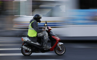 Водителя мопеда несколько раз остановили за управление без категории А1 — что решил суд