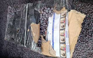 На кордоні з Угорщиною митники відкопали 10 тисяч пачок сигарет у вагоні з залізною рудою
