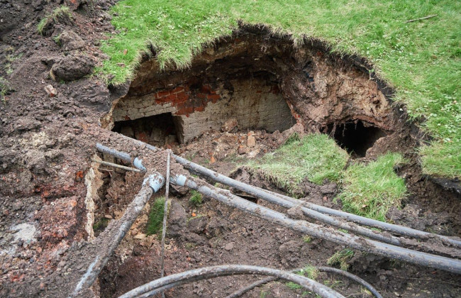 У центрі Харкова виявили підземні ходи після провалу ґрунту, фото