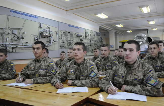 Громадяни 18-24 років зможуть навчатися без відриву від військової служби – прийнято закон