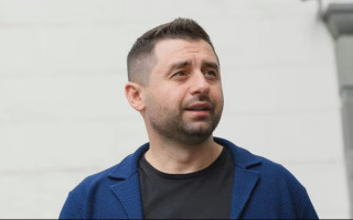 Арахамія заявив, що членство Олексія Кузнєцова у фракції «Слуга народу» призупинили на фоні заяв НАБУ та САП