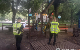 В Киеве госпитализировали двух детей после катания на аттракционе — полиция