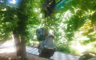 В Одесской области демонтировали памятник Пушкину, фото