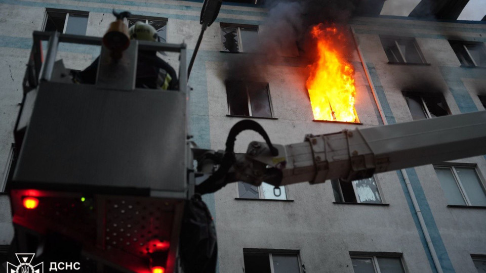 Враг атаковал Одессу и район шахедами: горели радиорынок и общежитие, фото