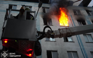 Враг атаковал Одессу и район шахедами: горели радиорынок и общежитие, фото