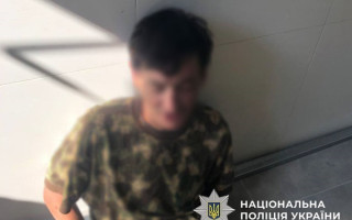 У Києві чоловік з гранатою та пістолетом погрожував охоронцю  житлового комплексу
