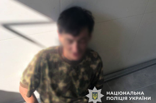 В Киеве мужчина с гранатой и пистолетом угрожал охраннику жилого комплекса