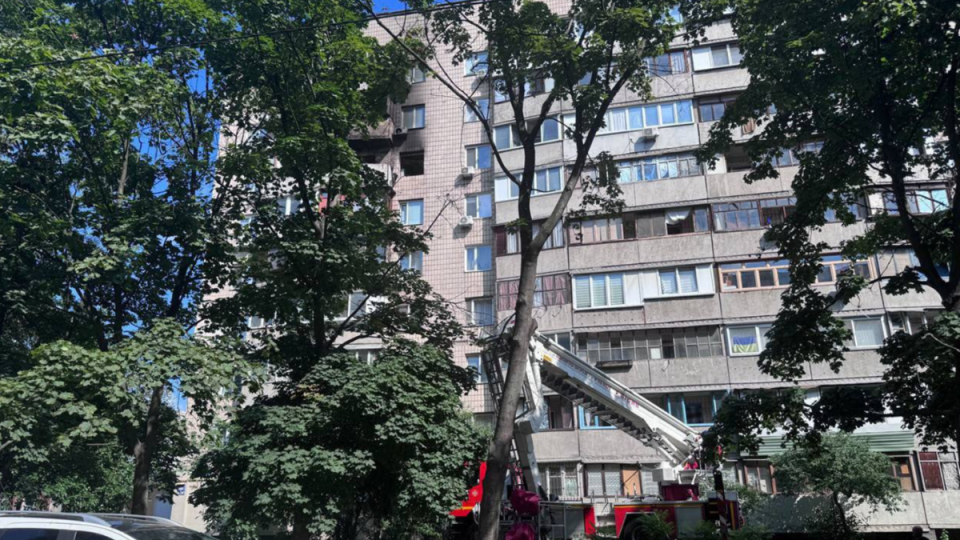 В Киеве мужчина, подозреваемый в преступлении, пустил газ и взорвал квартиру — пострадал полицейский