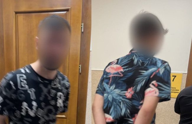 В Киеве взяли под стражу двух молодых людей, которых подозревают в изнасиловании 12-летней девочки