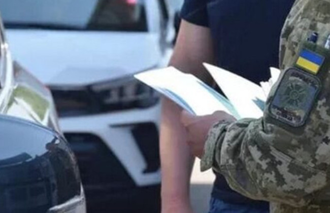 В Ровно шесть человек заблокировали автомобиль ТЦК и требовали освободить мобилизованного