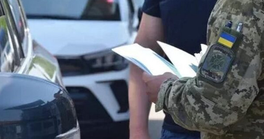 У Рівному шестеро осіб заблокували авто ТЦК і вимагали звільнити мобілізованого