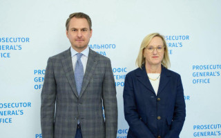 Обговорили воєнні злочини та вільну роботу чесного бізнесу: Генпрокурор Руслан Кравченко зустрівся з повіреною у справах США та радником ФБР
