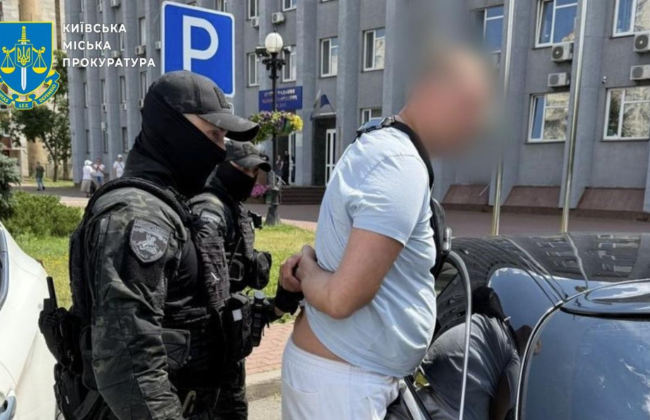 В Киеве задержали мужчину, который за $15 тысяч обещал «продолжить» инвалидность для выезда за границу