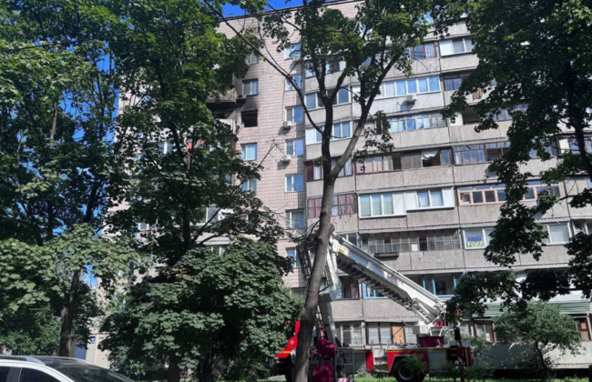 В Киеве мужчина, подозреваемый в преступлении, пустил газ и взорвал квартиру — пострадал полицейский