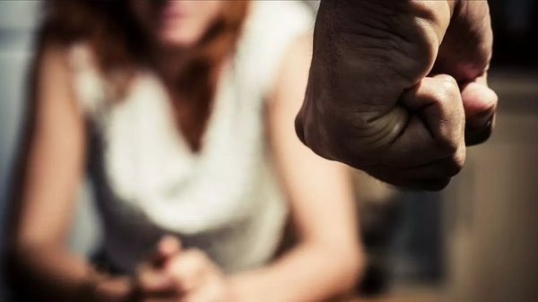 Вынуждал целовать ему ноги: в Полтаве задержали мужчину, который пытал женщину