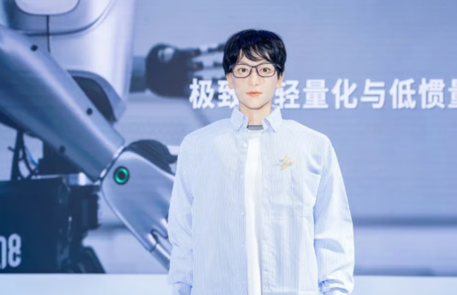 У Китаї робот вступив до університету на акторський факультет — вперше в історії