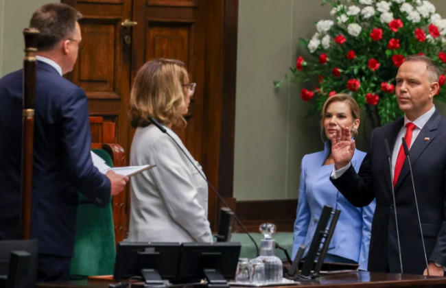 Новый президент Польши Кароль Навроцкий принял присягу