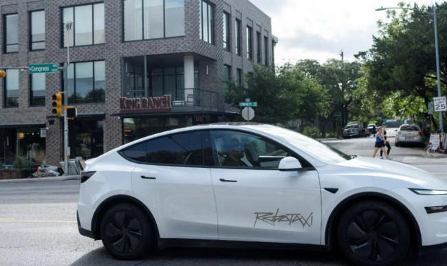 Акционеры подали в суд на Tesla и Илона Маска из-за претензий относительно роботакси