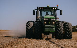 Кабмин упростил правила для управления сельхозтехникой