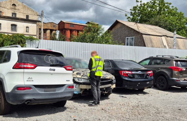 Ущерб более 9 млн: в Житомире мужчина организовал мошенническую схему доставки авто из США