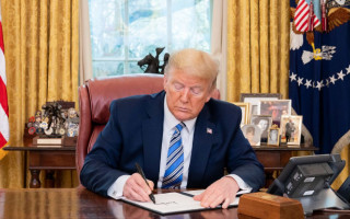 Трамп подписал указ о введении дополнительной 25% пошлины на товары из Индии