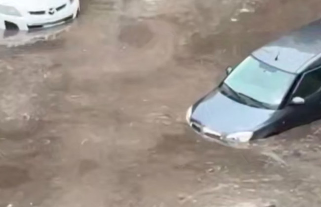 Затопленные улицы, град и поваленные деревья — Киев накрыла непогода, видео