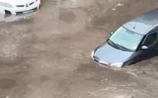 Затопленные улицы, град и поваленные деревья — Киев накрыла непогода, видео