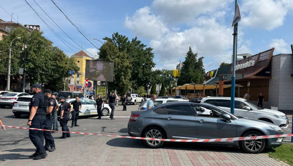 В Черкассах произошла стрельба — правоохранители штурмует McDonalds, видео