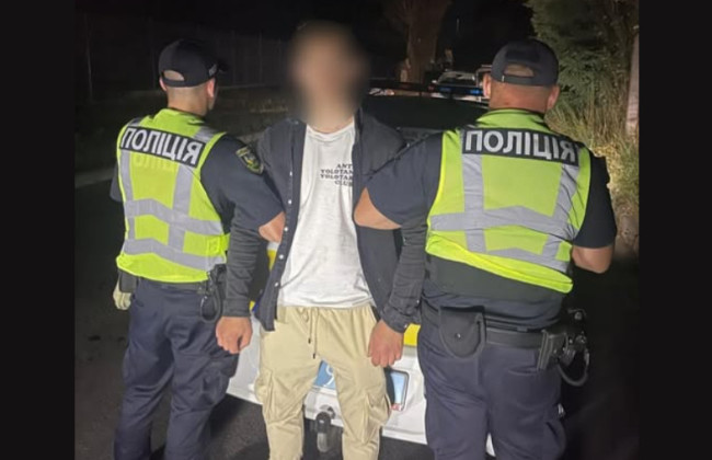 Душив, пограбував та втік — на Київщині пасажир таксі напав на водія