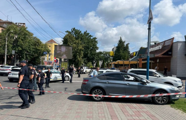 В Черкассах произошла стрельба — правоохранители штурмует McDonalds, видео