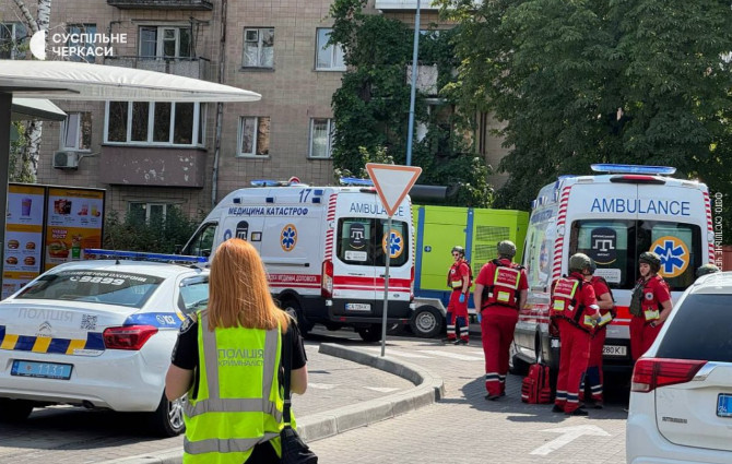 У Черкасах невідомий влаштував стрілянину в McDonald’s — він перебуває зі зброєю в приміщенні