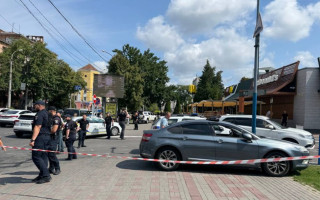 В Черкассах произошла стрельба — правоохранители штурмует McDonalds, видео