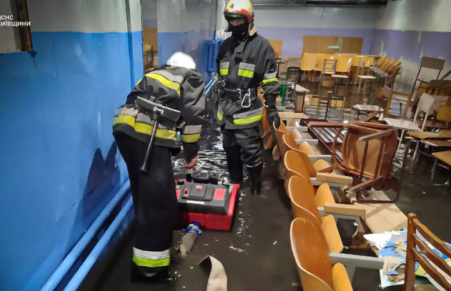 В Киевской области во время ливня затопило учебное заведение