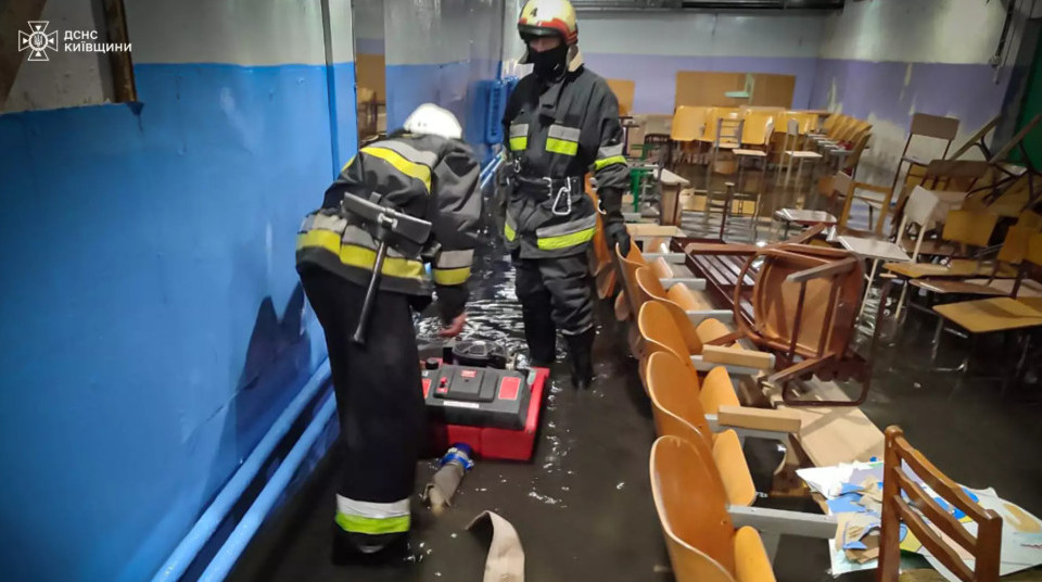 На Київщині під час зливи затопило навчальний заклад
