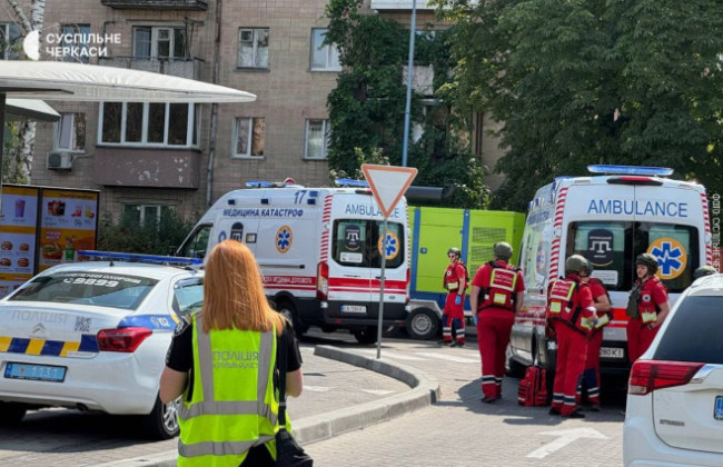 В Черкассах неизвестный устроил стрельбу в McDonald’s — он находится с оружием в помещении