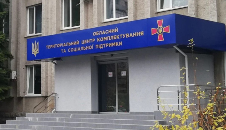 На Волыни толпа повредила авто ТЦК, староста села прыгнул на капот и разбил стекло
