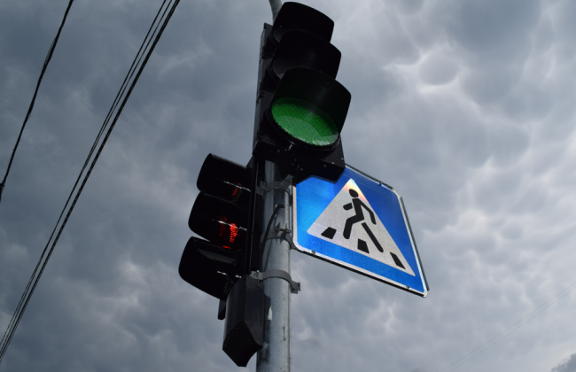 В Киеве обустроили наземный пешеходный переход без барьеров в Дарницком районе