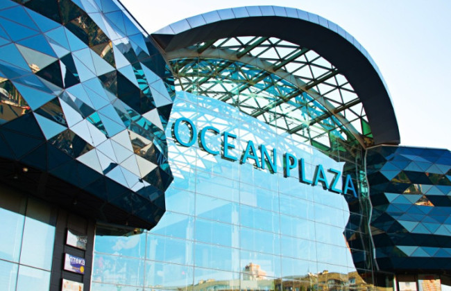 У Києві автомобіль влетів в приміщення ТЦ Ocean Plaza, відео