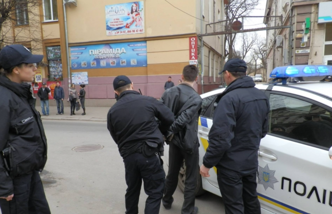 Протокол затримання є допустимим, навіть якщо підпис затриманого вказаний в іншій графі — Верховний Суд