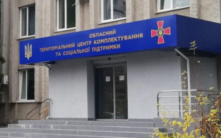 На Волині натовп понівечив авто ТЦК, староста села стрибнув на капот та розбив скло