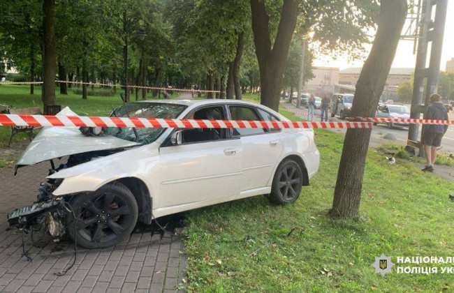 В Киеве водитель Subaru в состоянии алкогольного опьянения влетел в парк, где сидели люди – фото