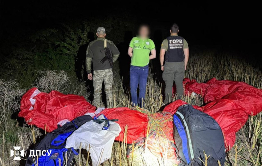 Житель Хмельницкой области пытался бежать в Молдову на параплане, фото