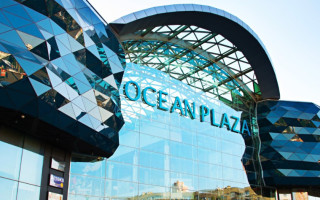 В Киеве машина влетела в помещение ТЦ Ocean Plaza, видео
