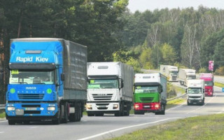 В двух областях грузовикам разрешили движение во время комендантского часа