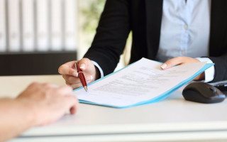 Яка процедура скорочення працівника, з яким призупинено дію трудового договору — роз’яснення Держпраці